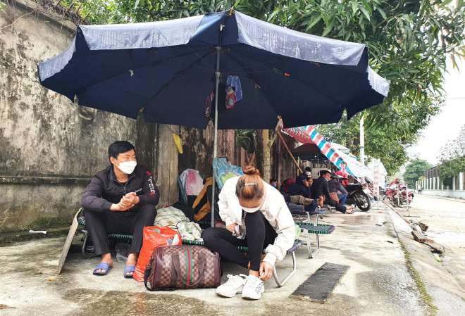 Anh Phạm Xuân Bình (quê huyện Đô Lương, Nghệ An) cho biết, vợ đang mang bầu tháng thứ 8 thì mắc COVID-19. Hiện vợ anh đã có thể nói chuyện nên anh vẫn thường xuyên gọi điện thoại hỏi thăm, động viên vợ.