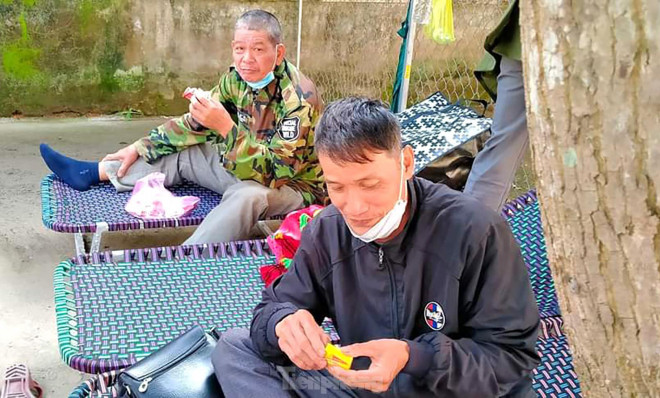 Do lo lắng cho người thân, những người này không ai dám đi xa, chỉ ăn tạm "hộp cơm nghĩa tình" của nhà hảo tâm.