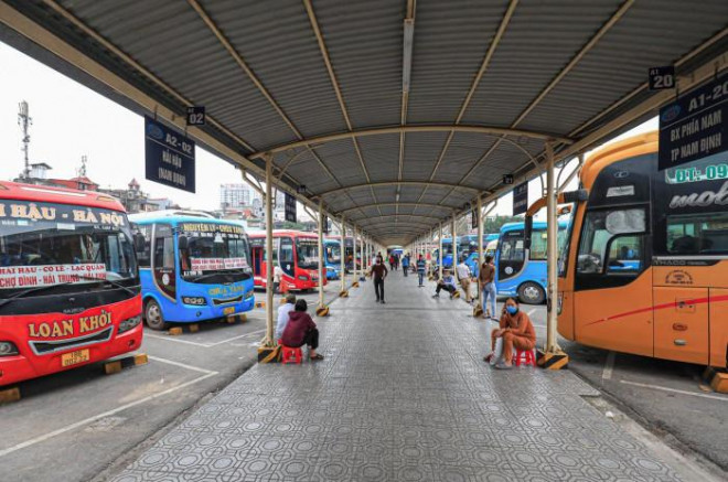 Từ chiều nay (11/3), liên Bộ Công thương - Tài chính tăng đồng loạt giá xăng, dầu, đánh dấu lần tăng thứ 7 liên tiếp kể từ đầu tháng 12/2021 và tiếp tục lập đỉnh mới. Trong khi đó, trái ngược với tình cảnh xăng dầu tăng phi mã, ghi nhận của PV Báo Giao thông tại các bến xe lớn ở Hà Nội đều chung cảnh khách vắng, bến thưa.