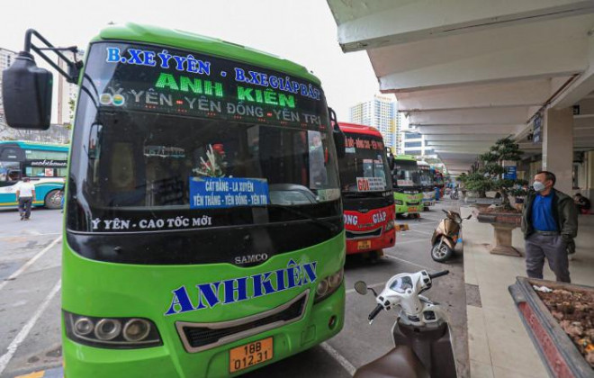 Anh Trần Văn Phương - nhân viên nhà xe tuyến BX.Giáp Bát - BX. Sầm Sơn chia sẻ: "Một cảm giác ngóng đợi hành khách đến nao lòng. Chúng tôi chờ khách từ hơn 10 giờ sáng đến thời điểm 15h00 xe xuất bến, trên xe chỉ có 6 hành khách và một chút hàng hoá. Hai tuần nay, đa phần chạy toàn lỗ, do ảnh hưởng bởi dịch bệnh và giá xăng dầu tăng cao. Tuy nhiên, chúng tôi vẫn phải chạy để giữ tuyến, giữ khách".