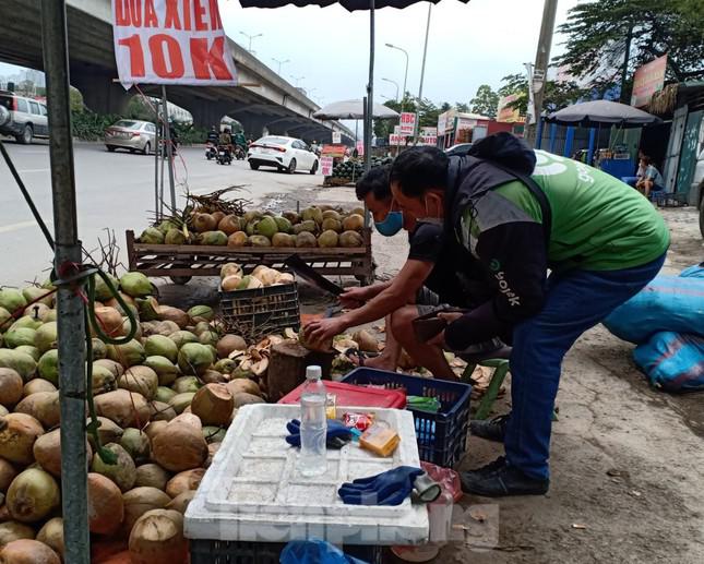 Các tiểu thương giải thích, do tình trạng nông sản vẫn ùn ứ tại cửa khẩu nên các mặt hàng được "quay đầu" rất nhiều tại Hà Nội; thậm chí là đã xuất hiện tại các tỉnh phía Bắc.