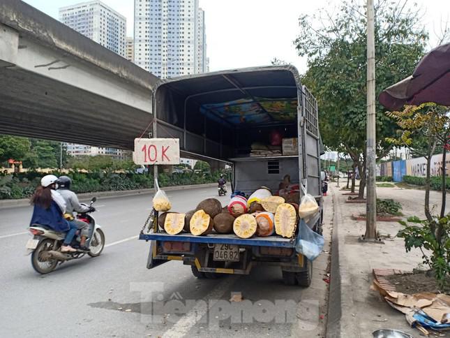 Mặt hàng phổ biến là mít Thái - đặc sản thường được xuất khẩu sang Trung Quốc trung bình 20-30 nghìn đồng/kg - nay được bán với giá 12-15 nghìn đồng/kg. Thậm chí, có tiểu thương bán chỉ với giá 10 nghìn đồng/kg.