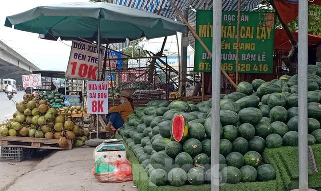 Những ngày gần đây, việc xuất khẩu hoa quả qua Lạng Sơn vẫn gặp khó khăn; nhiều ngày phải đóng biên. Đơn cử, từ ngày 5- 7/3 vừa qua, cặp cửa khẩu quốc tế Hữu Nghị (Việt Nam) - Hữu Nghị Quan (Trung Quốc) tạm dừng thông quan xuất, nhập khẩu hàng hóa do cơ quan y tế phía Trung Quốc thực hiện xét nghiệm COVID-19 cho toàn bộ người dân thị xã Bằng Tường và các lực lượng chức năng tại cửa khẩu vì phát hiện lái xe chuyên trách Trung Quốc dương tính SARS CoV-2.