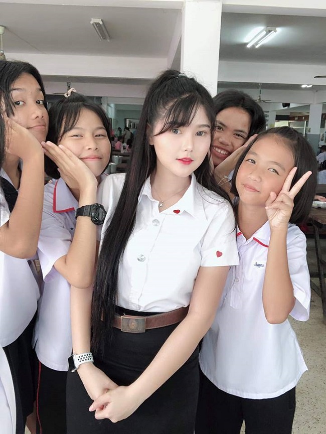 Kanyanat Puchaneeyakul là được mệnh danh là "cô giáo tiểu học xinh nhất Thái Lan".