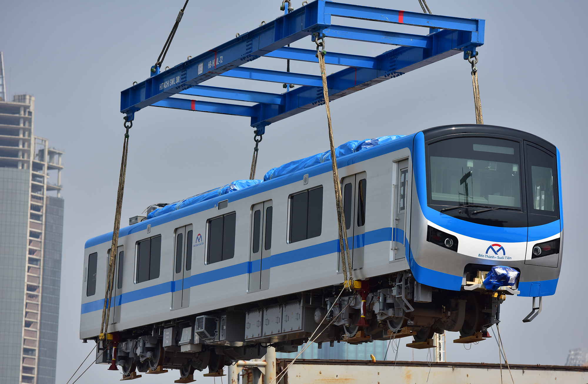 Tàu&nbsp;Crest Crane chở hai đoàn tàu metro rời cảng Kudamatsu, Nhật Bản ngày 2/3,&nbsp;cập cảng Khánh Hội, TP.HCM sáng 11/3.&nbsp;Sau khoảng 1 giờ chuẩn bị, đầu tàu của đoàn tàu đầu tiên được máy cẩu&nbsp;chậm rãi đưa xuống.