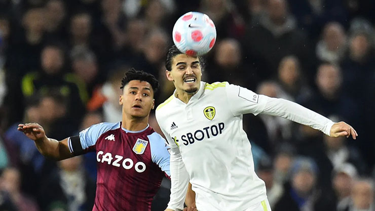 Aston Villa (áo sẫm) và Leeds chơi quyết tâm cao độ