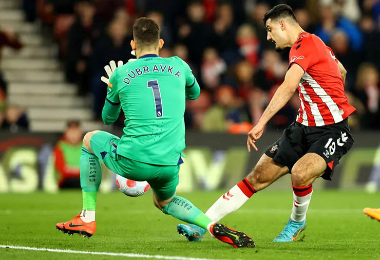 Southampton (áo đỏ trắng) gặp nhiều khó khăn&nbsp;trước Newcastle