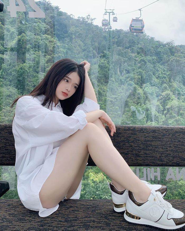 Linh Ka lên đồ với công thức all white từ giày, áo sơ mi tới quần short đều chung một tông màu. Những hoạ tiết nổi bật từ thương hiệu Louis Vuitton của đôi giày chính là điểm nhấn thú vị cho tổng thể set đồ không còn nhàm chán.