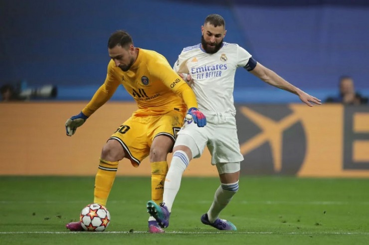 Donnarumma mắc sai lầm dẫn đến bàn gỡ 1-1 của Benzema