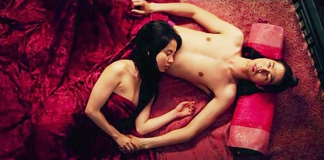 Sau nhiều lần ân ái, Hong Lim và vương hậu có tình cảm với nhau. Câu chuyện bại lộ cũng là lúc bi kịch xảy ra. Trong phim, Song Ji Hyo tự mình đóng cảnh khỏa thân và giường chiếu với Jo In Sung mà không cần đóng thế.
