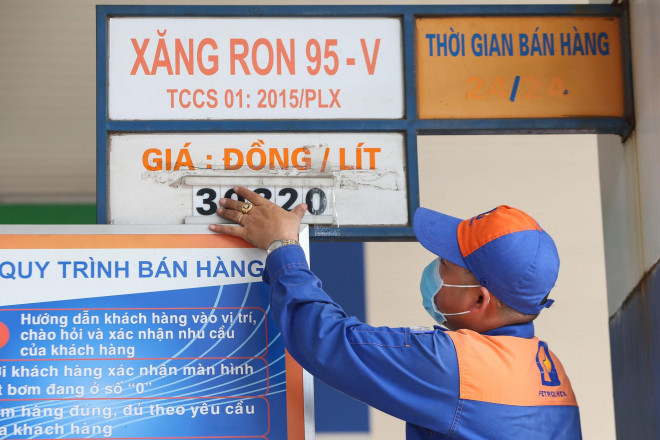 Tại kỳ điều hành giá xăng dầu ngày 11-3, già xăng tăng mạnh từ 15 giờ, sắp chạm mốc 30.000 đồng/lít.&nbsp;Đây là lần thứ 7 giá xăng liên tiếp tăng.