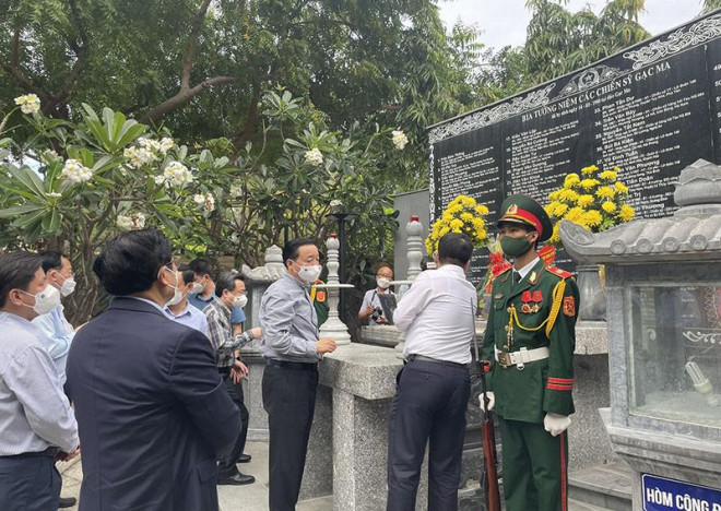 Đoàn công tác dâng hương tại khu tưởng niệm. Ảnh: NAM AN