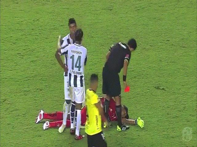 Video: Giả vờ ngất để né thẻ đỏ, thủ môn khiến nhiều người ”cười ra nước mắt”
