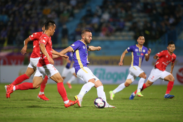 TP Hồ Chí Minh (áo đỏ) phong tỏa tốt những cầu thủ tấn công của Hà Nội FC