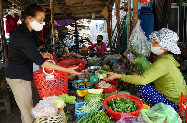 Giá xăng lập kỷ lục gần 30.000 đồng/lít: Dân văn phòng “thắt lưng buộc bụng”, chủ xế hộp ngậm ngùi cất xe - 7