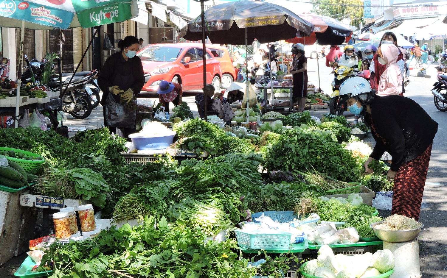 Giá xăng lập kỷ lục gần 30.000 đồng/lít: Dân văn phòng “thắt lưng buộc bụng”, chủ xế hộp ngậm ngùi cất xe - 6