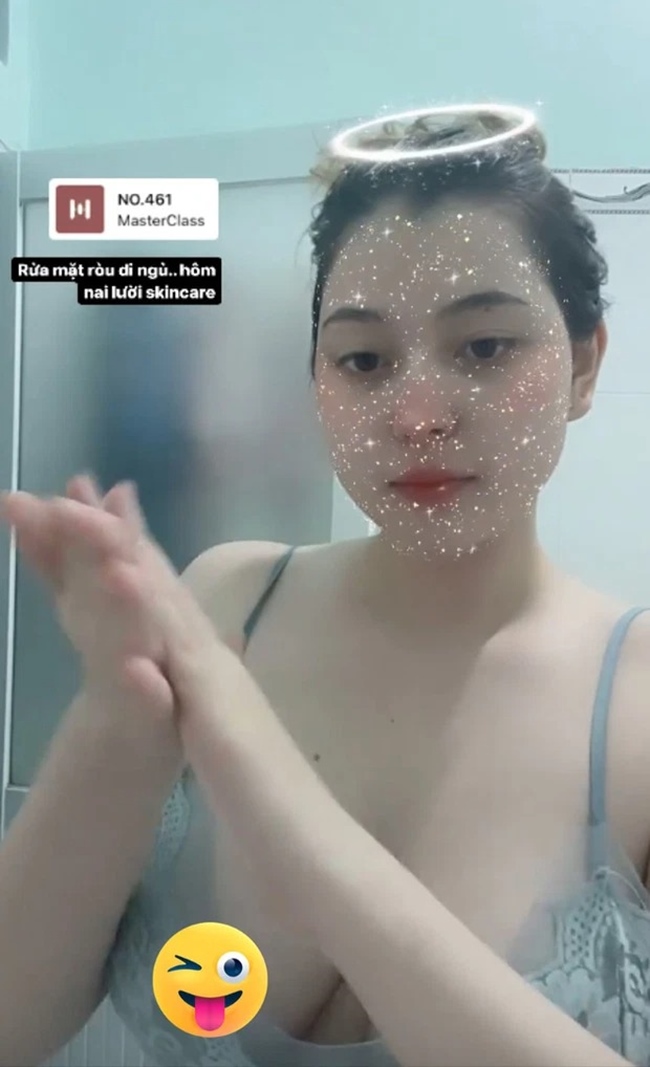 Hot girl lai Việt - Mỹ Sunna (Wilson Nhật Anh) từng đăng tải bức ảnh mặc váy ngủ sexy trên trang cá nhân. Vì ở nhà, hot girl được mai mối cho ViruSs&nbsp;không mặc nội y. Khi cúi xuống, người đẹp 2k2 vô tình hớ hênh vòng 1.
