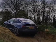 Tin tức ô tô - Tesla Model X gây bất ngờ với khả năng off-road