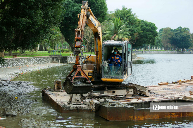 Thời điểm ghi nhận, có hàng chục công nhân cùng máy móc đang hút bùn dưới lòng hồ.