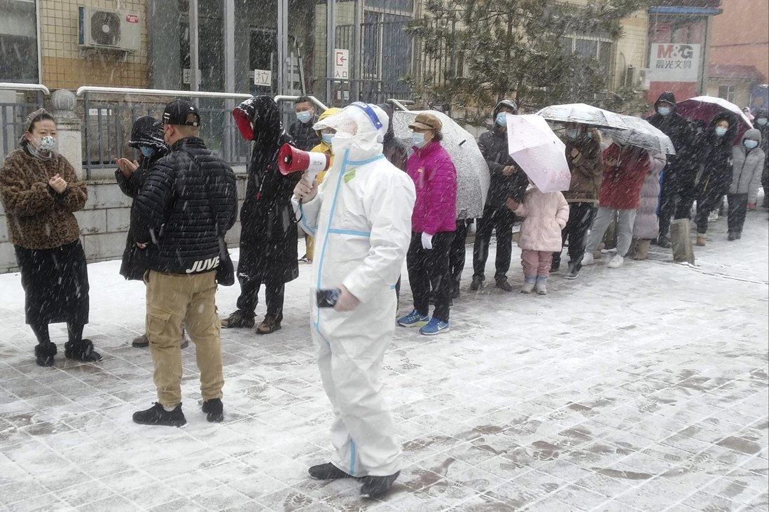 Người dân Trung Quốc xếp hàng dài dưới tuyết để xét nghiệm Covid-19 (ảnh: SCMP)