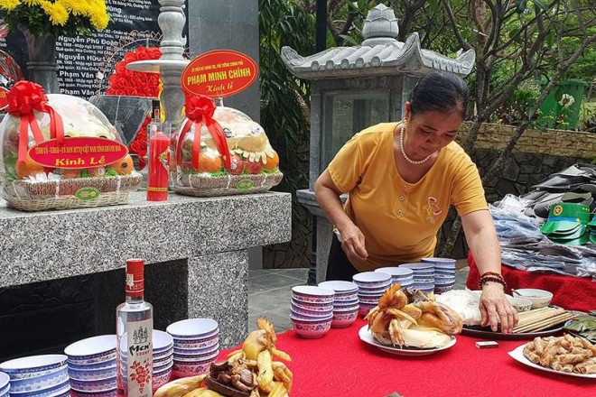 Bà Nguyễn Thị Hường, chị liệt sĩ Nguyễn Tất Nam, chăm chút lễ cúng các liệt sĩ. Ảnh: TẤN LỘC