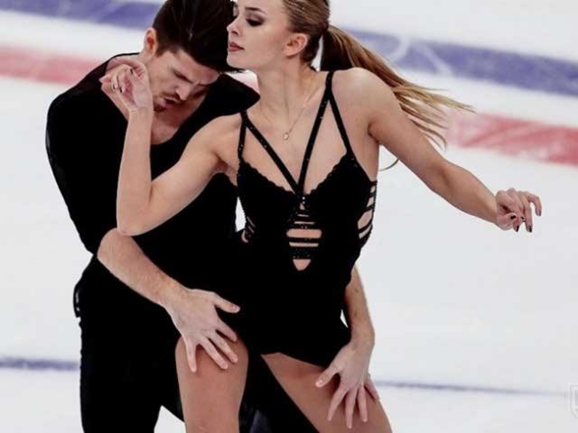 Vận động viên trượt băng Nga quá sexy làm khán giả mải ngắm quên cả theo dõi thi đấu
