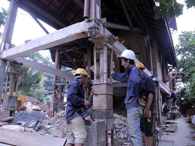 “Thần đèn” nâng biệt thự nặng ngàn tấn ở Sài Gòn lên 2m