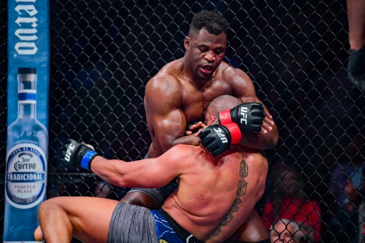 Ngannou trả giá đắt sau khi bảo vệ thành công đai vô địch UFC hạng nặng