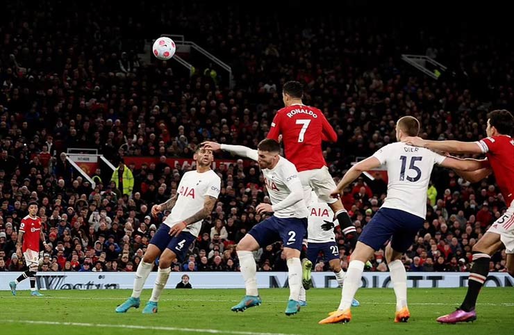 Ronaldo ghi hat-trick giúp MU thắng kịch tính Tottenhm 3-2