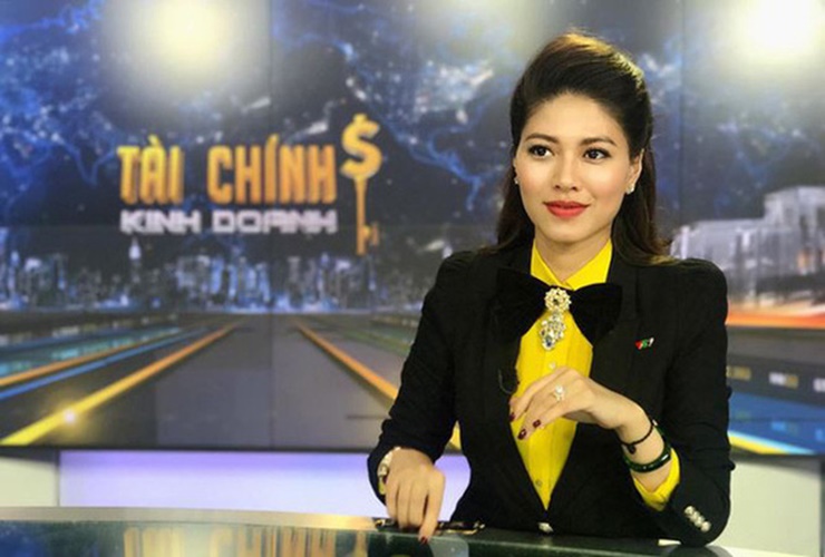 Ngọc Trinh là nữ BTV giàu có và nổi tiếng trên sóng VTV. Cô luôn xuất hiện với trang phục đẹp và phụ kiện túi xách, đồng hồ, trang sức... hàng hiệu.
