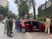 Tin tức trong ngày - Gây tai nạn khi vừa lái ô tô vừa cầm ống tiêm