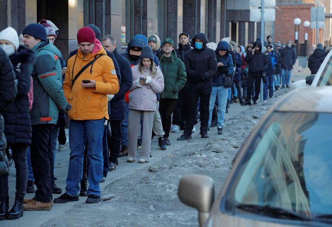 Người dân xếp hàng rút tiền tại một cây ATM ở TP Saint Petersburg - Nga hôm 27-2 Ảnh: REUTERS