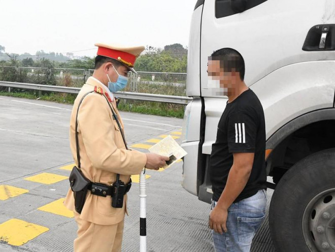 Tài xế S. làm việc với CSGT