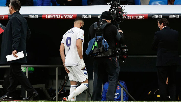 Benzema dính chấn thương bắp chân cuối trận gặp Mallorca