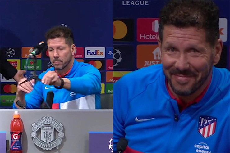 Simeone với nụ cười "bí hiểm" sau khi bỏ micro của kênh MUTV