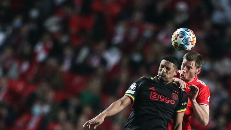 Sebastien Haller (trái) đang có đến 11 bàn thắng ở Champions League mùa này cho Ajax, trong đó có 1 bàn vào lưới Benfica ở lượt đi vòng 1/8 hôm 24/2