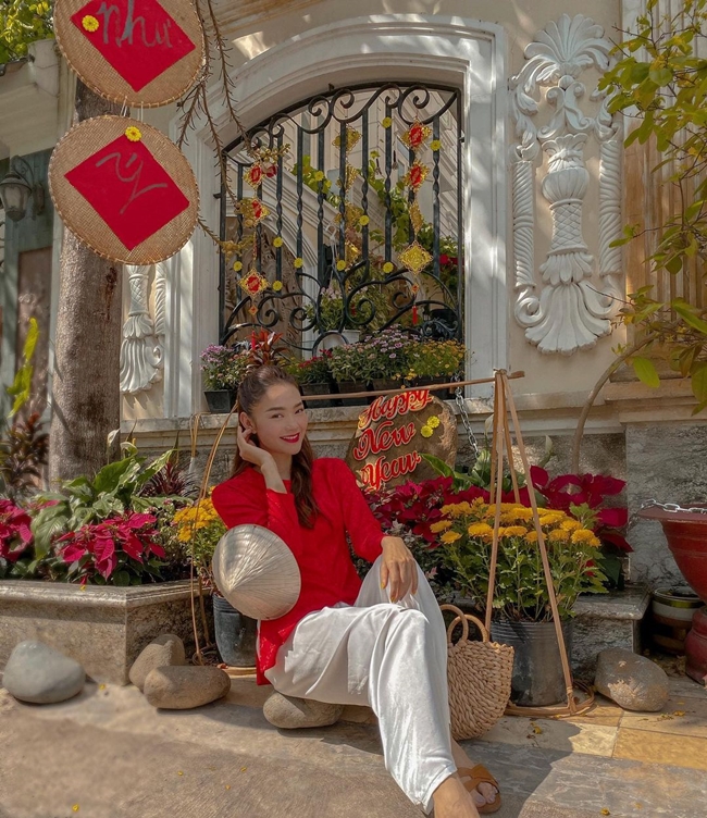 Xung quanh căn biệt thự trắng, Minh Hằng trang trí nhiều hoa tươi, decor theo phong cách sân vườn làm nơi chụp ảnh cho tất cả các thành viên trong gia đình. 
