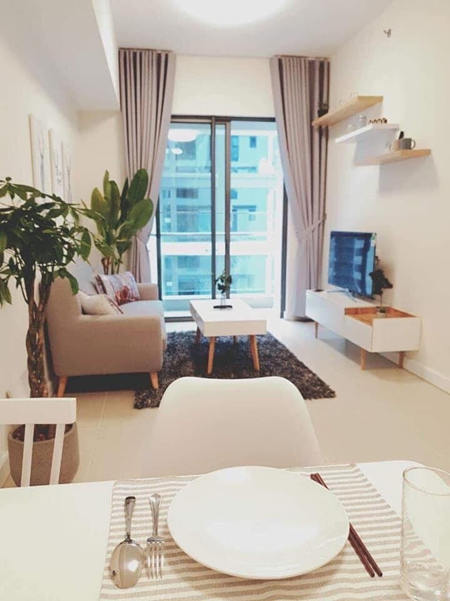 Năm 2019, Ngô Thanh Vân từng khoe một căn hộ rộng 56m2 ở quận 2 do chính tay cô thiết kế. Được biết, căn hộ có giá khoảng hơn 3 tỷ đồng.
