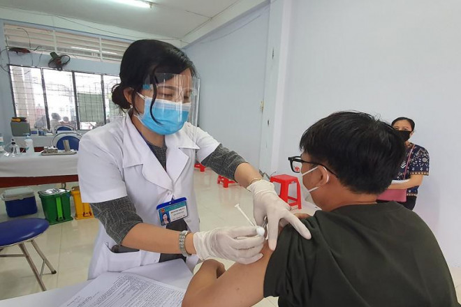 Bí thư tỉnh Cà Mau chỉ đạo Sở y tế kiến nghị Bộ Y tế ưu tiên phân bổ vaccine cho trẻ từ 5 đến 12 tuổi. Ảnh: TRẦN VŨ