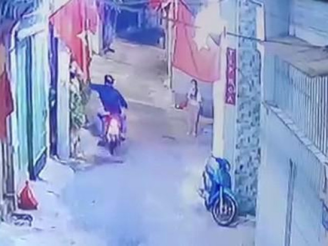 Clip: Nam thanh niên chạy xe máy, xách theo dao chém nhiều người