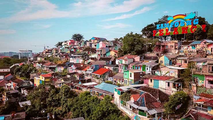 Kampung Pelangi trong tiếng địa phương có nghĩa là &#34;nơi có màu của hoa diên vĩ&#34;, ngay lập tức đổi thành biệt danh &#34;làng cầu vồng&#34;.&nbsp;
