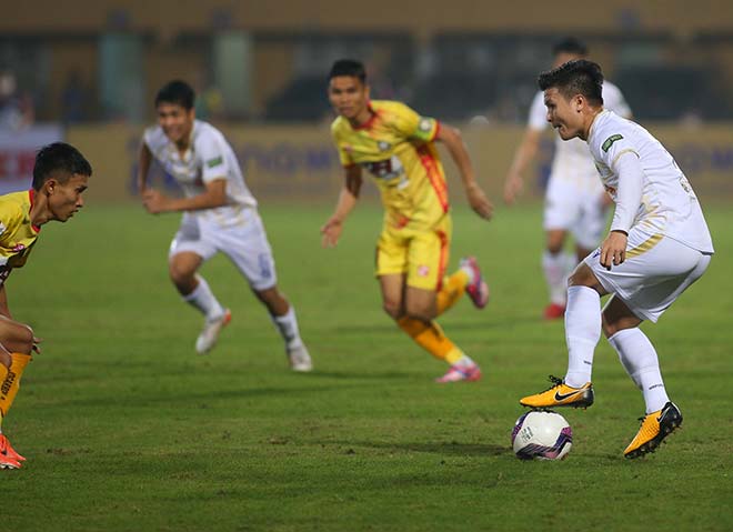 Quang Hải được tung vào sân trong hiệp 2, khi Hà Nội cần tìm bàn thắng trước Thanh Hóa sau hiệp 1 bất phân thắng bại