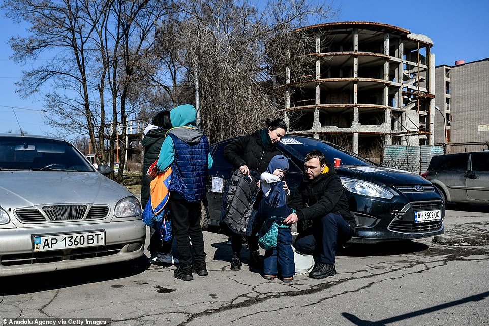 Người dân Mariupol di chuyển tới Zaporizhzhia (ảnh: CNN)