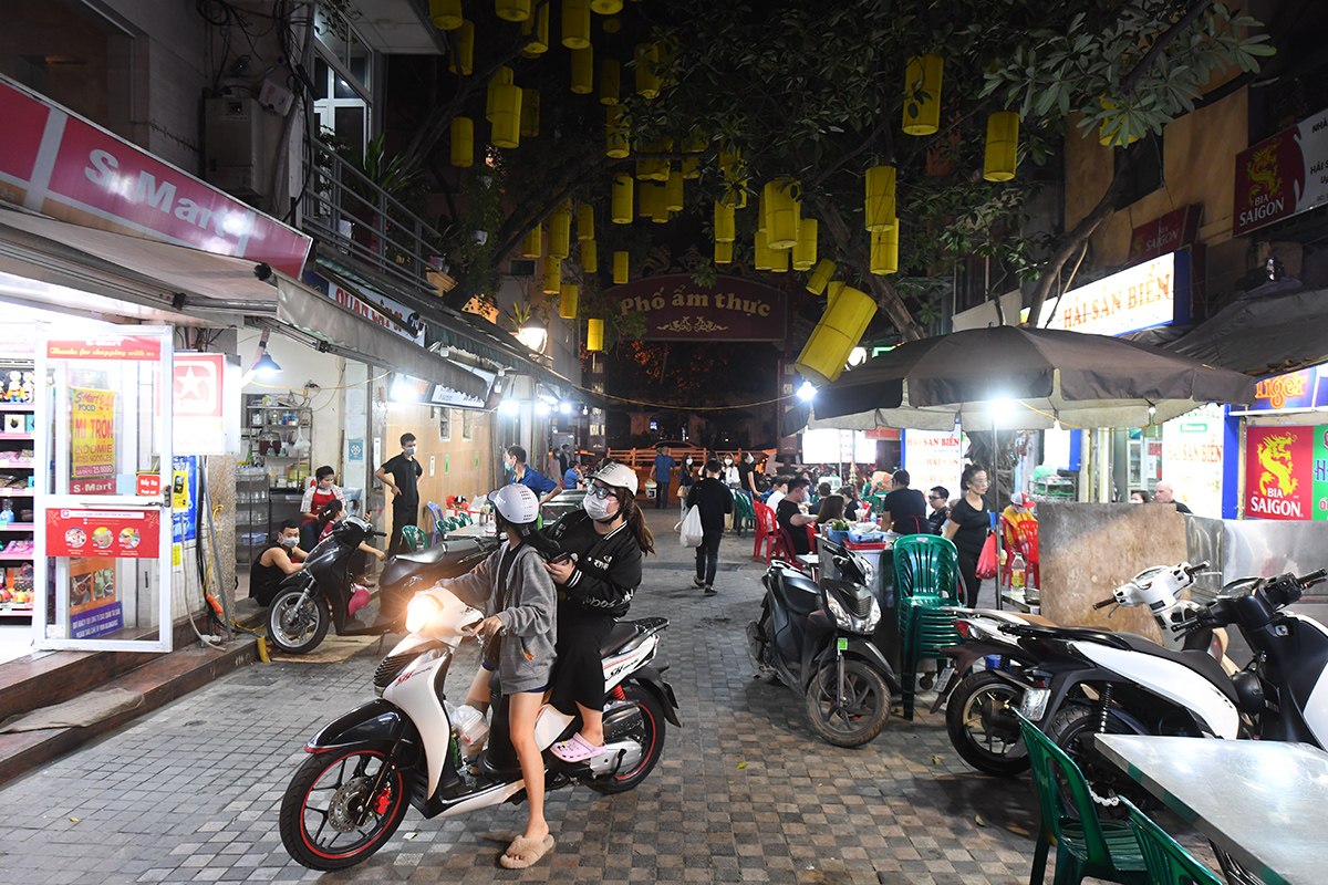 Cô Hương một chủ quán trên đường Tạ Hiện chia sẻ: "Thời gian&nbsp;qua đối với tôi&nbsp;vô cùng khó khăn, kinh doanh ảm đạm hết sức, làm gì cũng phải cầm chừng. Nhưng sau khi nghe tin Hà Nội cho phép hàng quán được mở cửa sau 21h tôi vô cùng phấn khởi, khách đã dần quay trở lại, hy vọng trong những ngày tới mọi hoạt động sẽ suôn sẻ hơn".