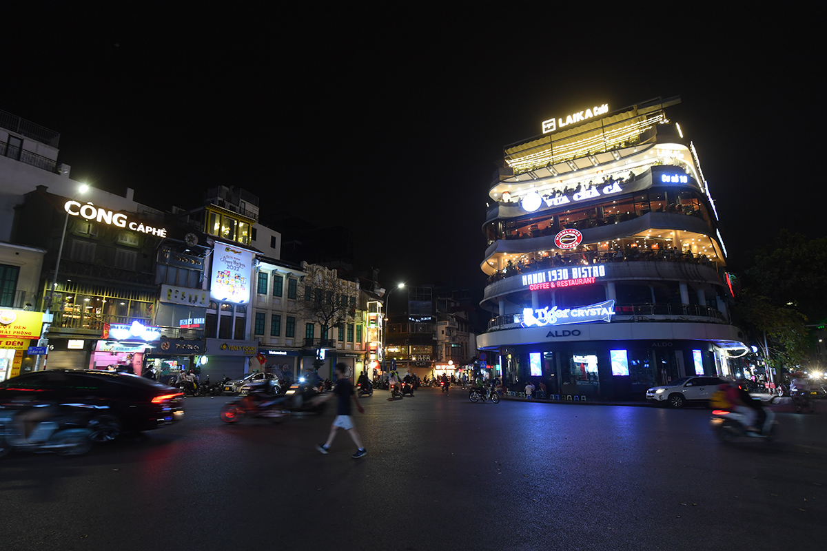 Tòa nhà Hàm Cá Mập sáng đèn, đông đúc khách hàng đến ăn uống sau 21h.