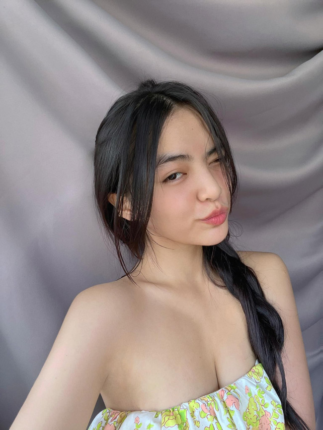 Vòng eo 56cm của hot girl Sài thành là niềm mơ ước của nhiều cô gái.&nbsp;
