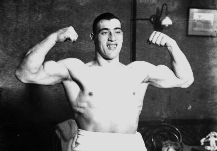 Primo Carnera, cố võ sĩ người Italia (hưởng thọ 41 tuổi) có&nbsp;chiều cao 1m97, từng nặng 128 kg. Ông từng trải qua 89 trận, với 72 thắng, 14 thua