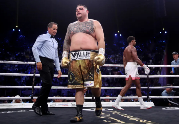 Andy Ruiz Jr tay đấm Mỹ cao 1m88 nhưng nặng tới 127 kg. Từng đánh bại Anthony Joshua để nắm giữ 3 đai vô địch hạng nặng thế giới. Anh đang có thành tích 34 thắng, 2 thua