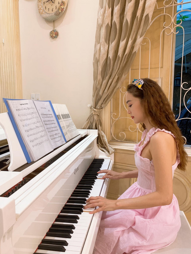 Cũng tại phòng khách, Minh Hằng cũng đặt cây đàn piano trắng yêu thích