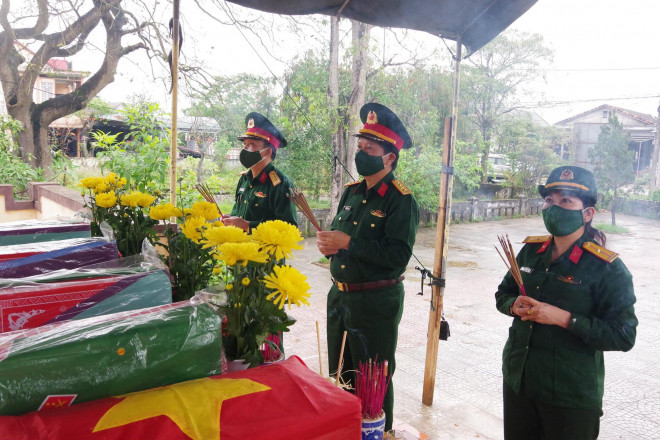 Đoàn công tác của Bộ CHQS tỉnh Quảng Trị dâng hương, viếng các anh hùng liệt sĩ vừa được tìm thấy ở thôn Nam Sơn. (Ảnh: Xuân Diện)
